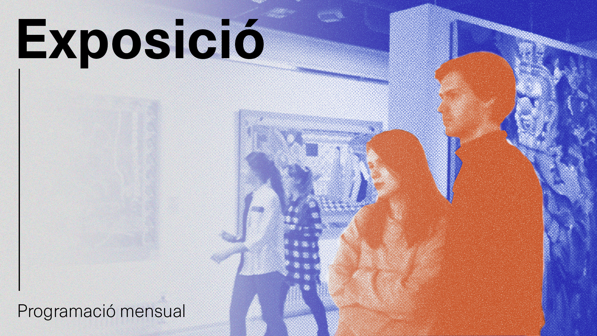 persones en una sala d'exposicions
