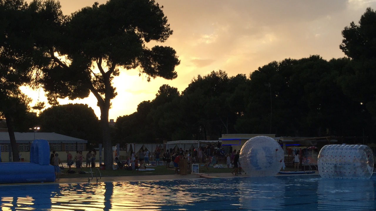 foto piscina parque oeste de noche