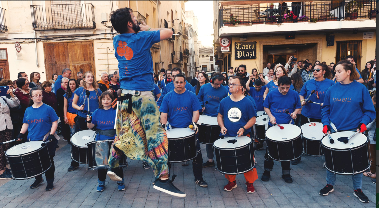Actuación de grupo de percusión Tymbals