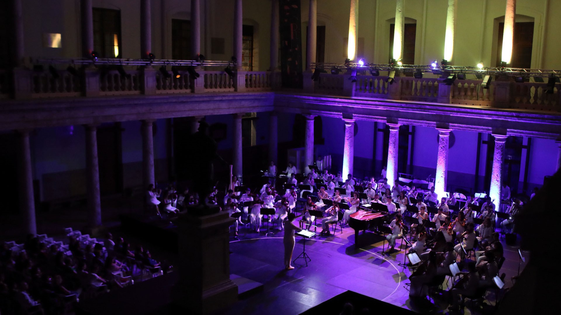 foto orquestra tocant