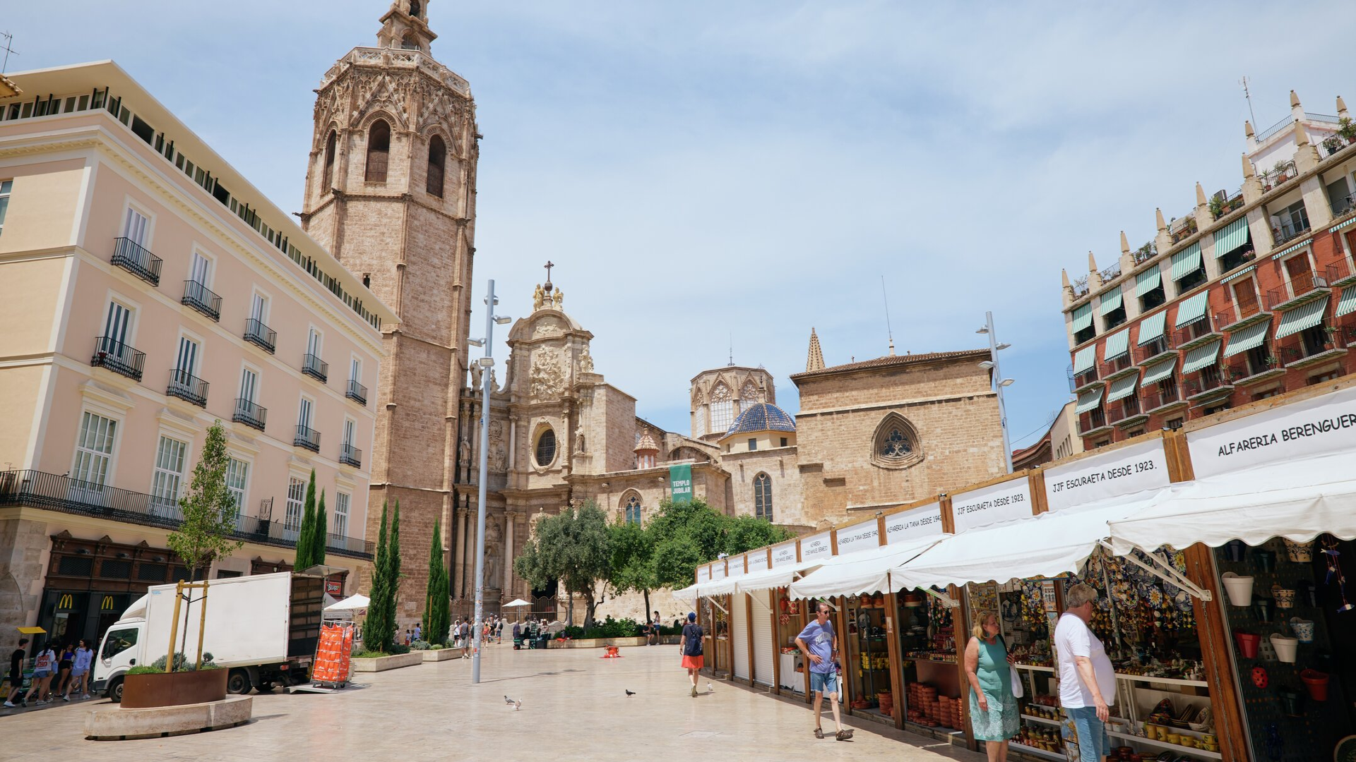 Mercado de l’Escuraeta en la plaza de la Reina de València