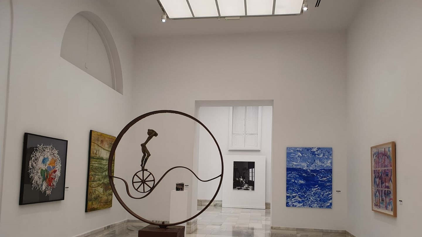 Foto de la sala del Museu de la Ciutat amb diverses obres de l'exposició