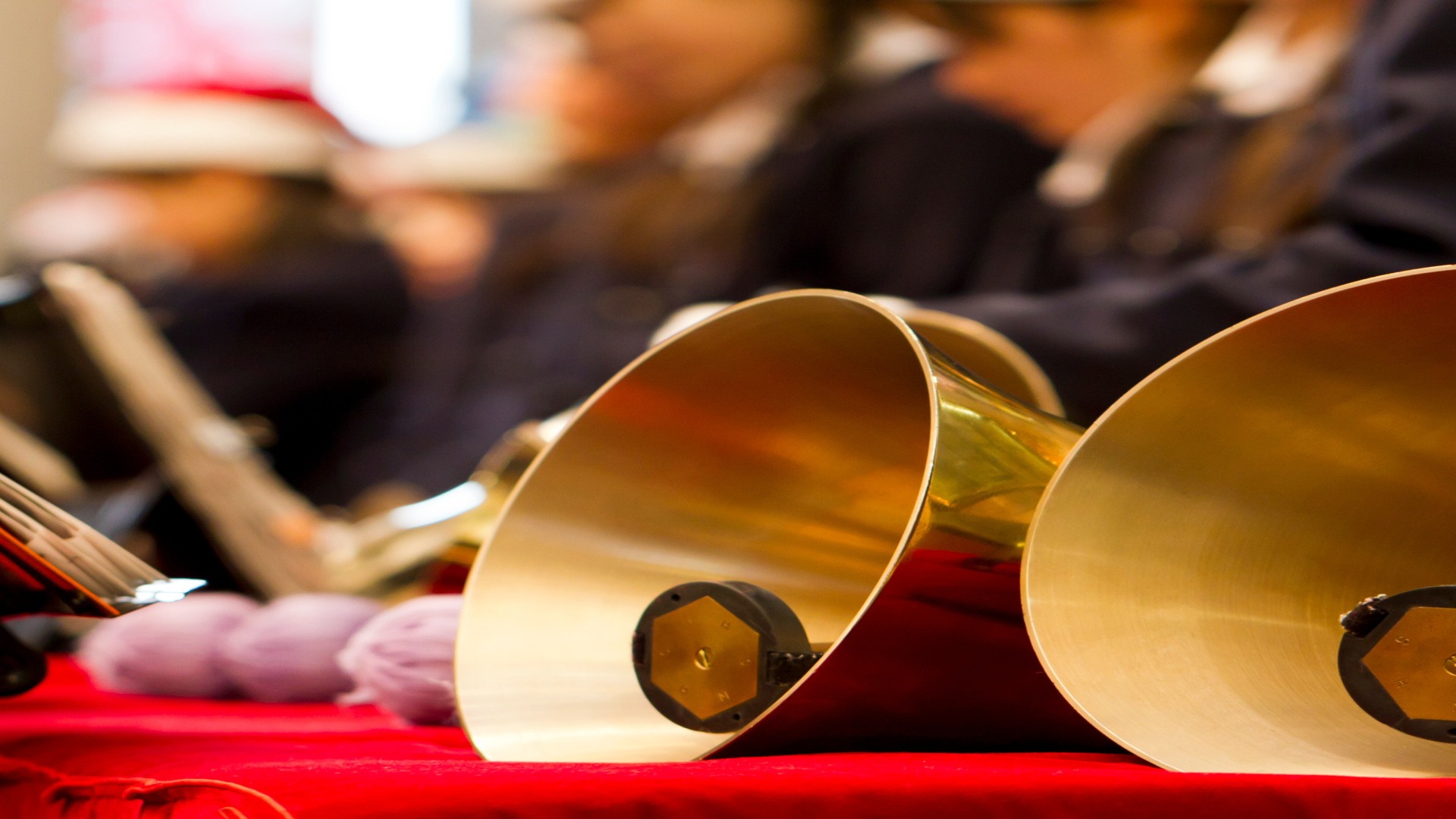 foto de campanas con banda musical de fondo