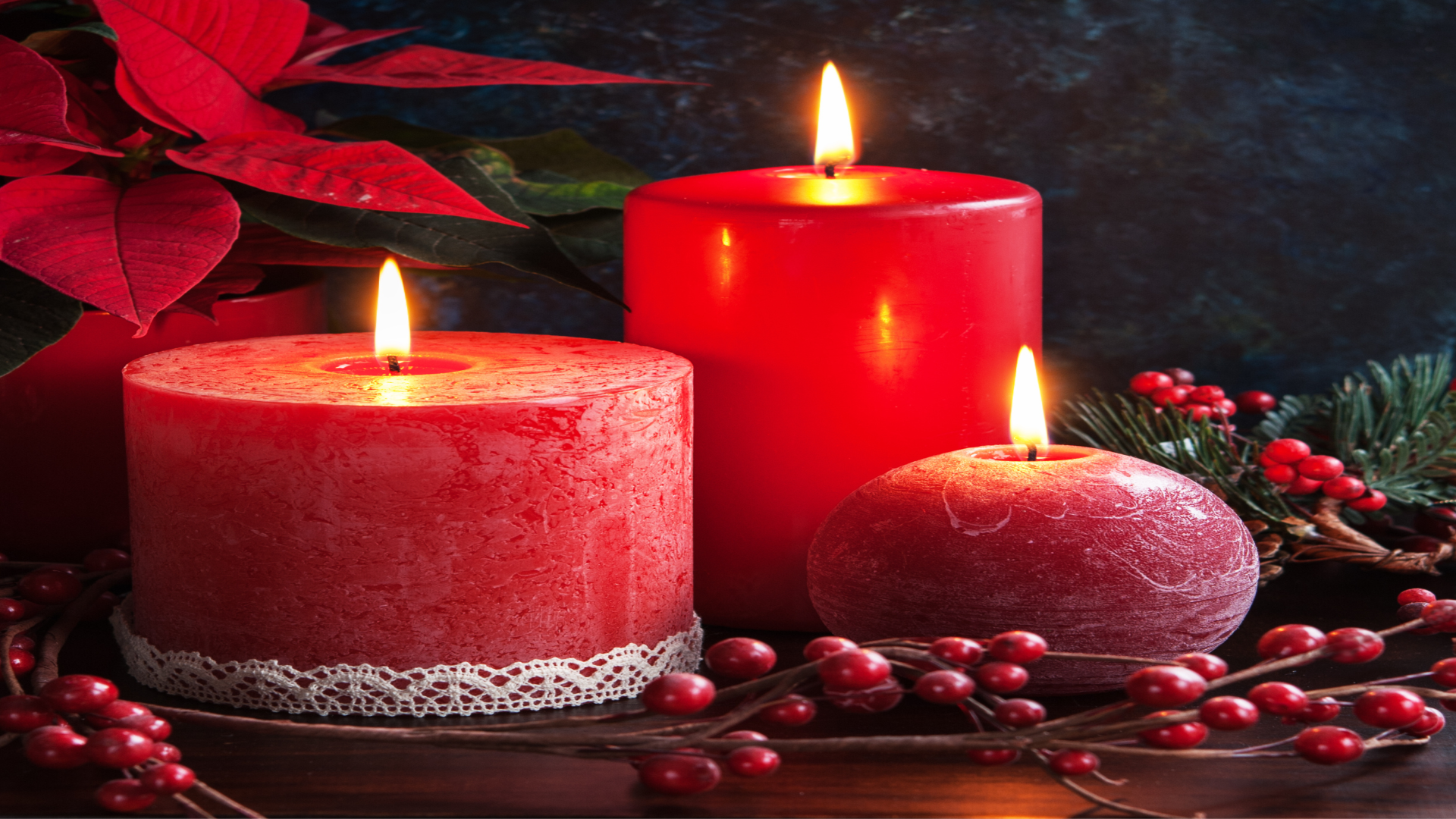 tres velas rojas navideñas encendidas