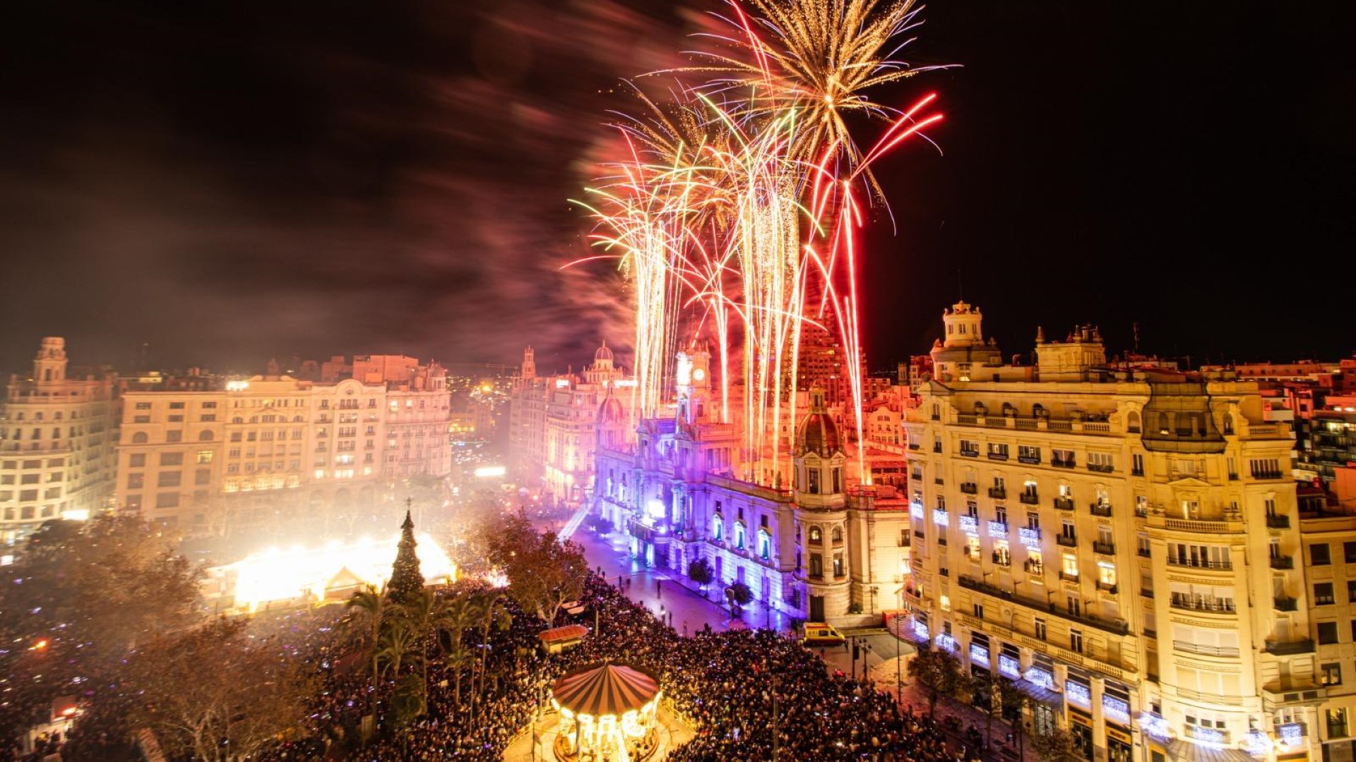fuegos artificiales en la plaza del ayuntamiento en nochevieja