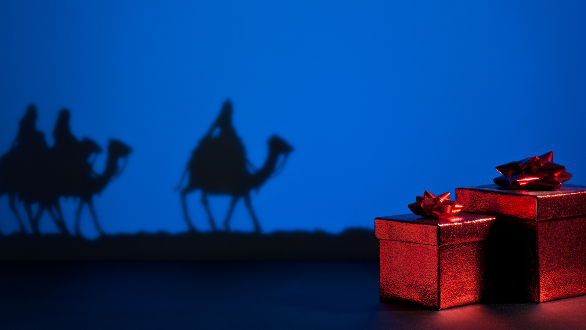 foto de silueta de Reyes Magos y paquetes de regalo
