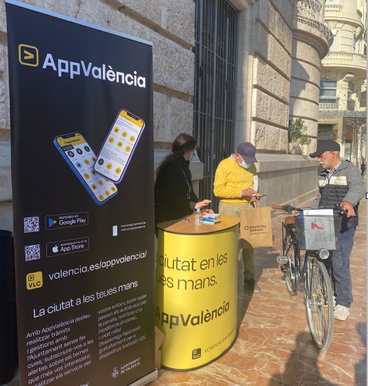 Imágen de la campaña informativa en la puerta del Ayuntamiento