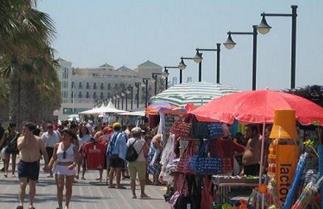 venda no sedentària en el passeig marítim de la platja del Cabanyal durant la temporada estival 2019. venda no sedentària en el passeig marítim de la platja del Cabanyal durant la temporada estival 2019.
