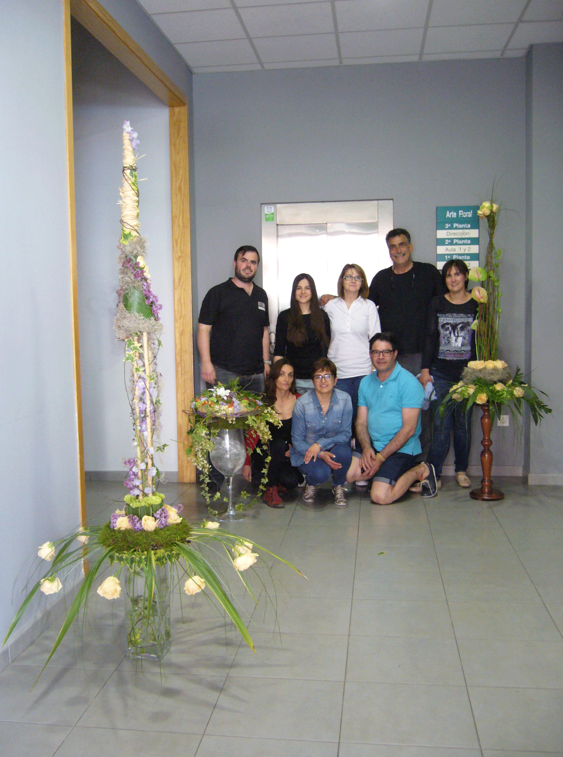 Preparación fin de curso con el profesor Kike Leon. Alummos 2º curso Oficial florista Preparación fin de curso con el profesor Kike Leon. Alummos 2º curso Oficial florista
