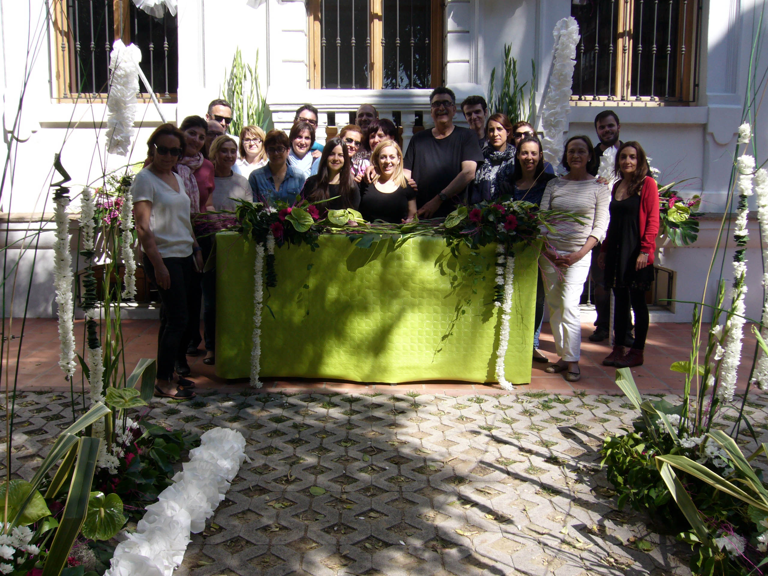 Preparación fin de curso mayo 2015-2016 con los profesores Kike Leon y Raquel Carrasco. Alummos 1º curso Preparación fin de curso mayo 2015-2016 con los profesores Kike Leon y Raquel Carrasco. Alummos 1º curso Oficial florista.Oficial florista.