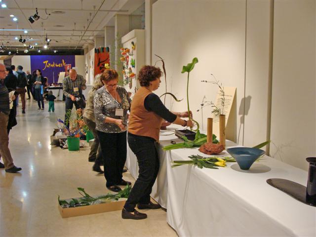 Profesora Julia Lorenzo y alumnado de la Escuela Valenciana de Arte Floral