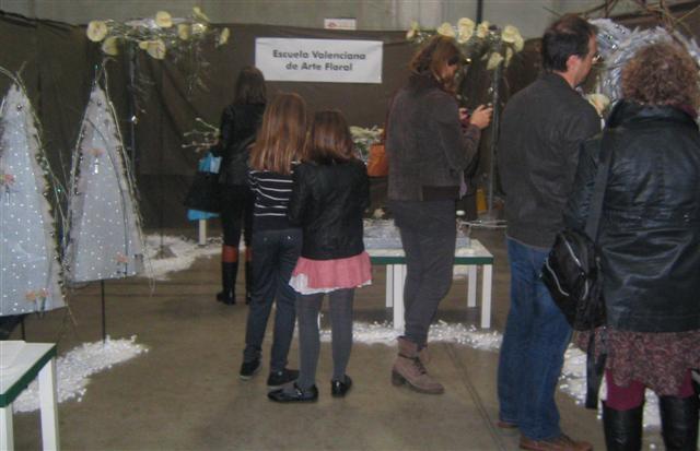 Visitantes del stand de la Escuela Valenciana de Arte Floral