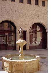 Fuente de la Plaza de San Luis Beltrán Fuente de la Plaza de San Luis Beltrán