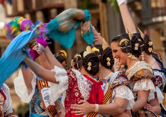 Sota la pólvora i les llums: el que no sempre es veu en Falles